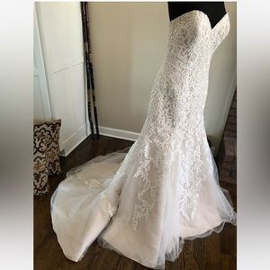 Allure Romance Ivory Lace fitted wedding gown sweetheart neckline mermaid 16